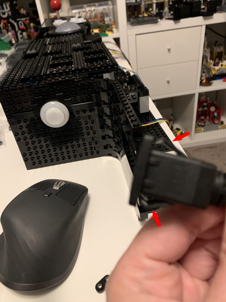 Photo showing the USB port prongs that are meant to hold onto whatever it's attached to