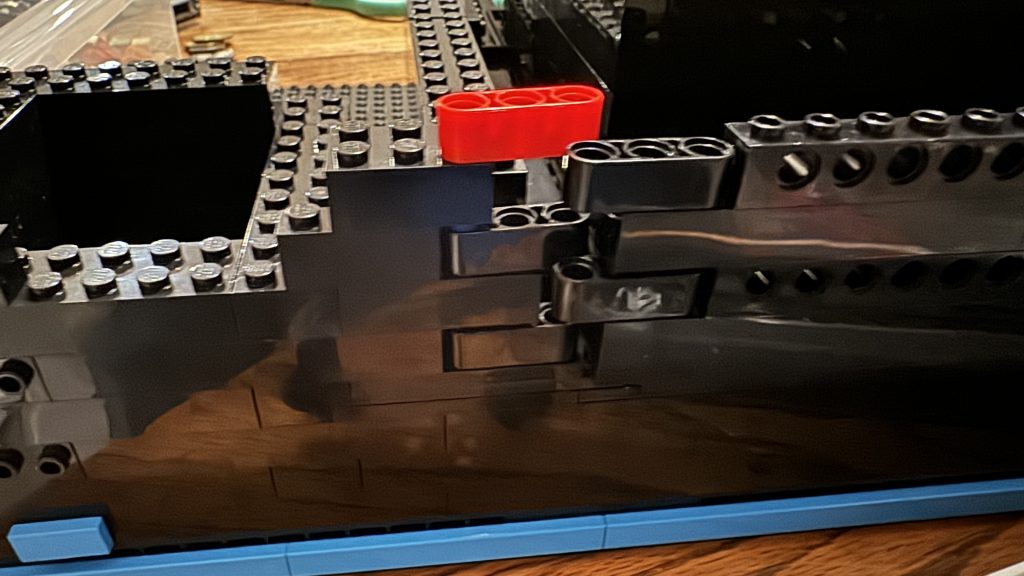 Photo showing interlocking liftarms at the end of the door