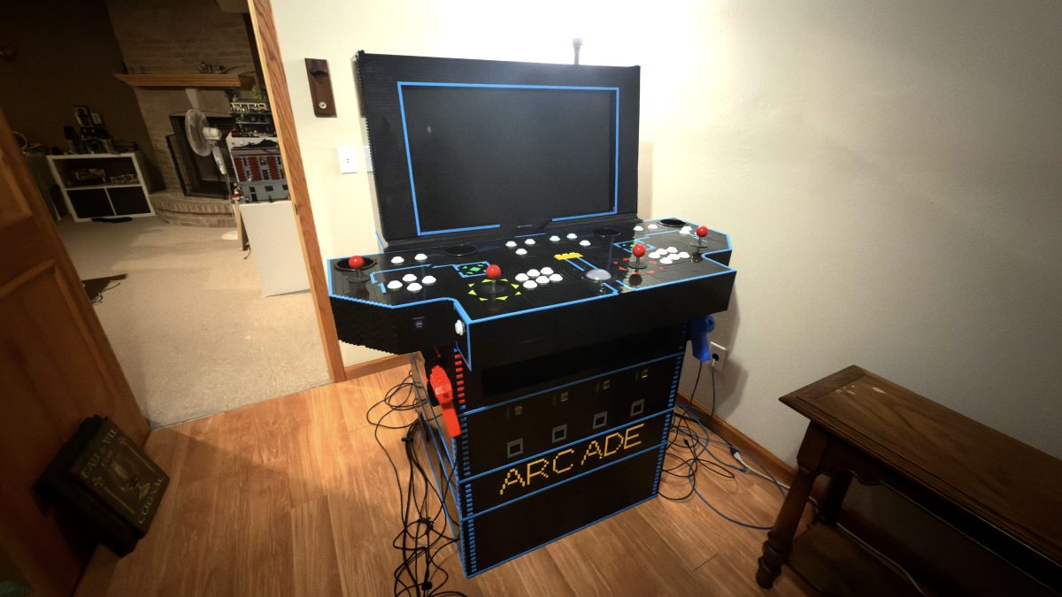 Photo showing the arcade slightly raised and with guns mounted to the sides.