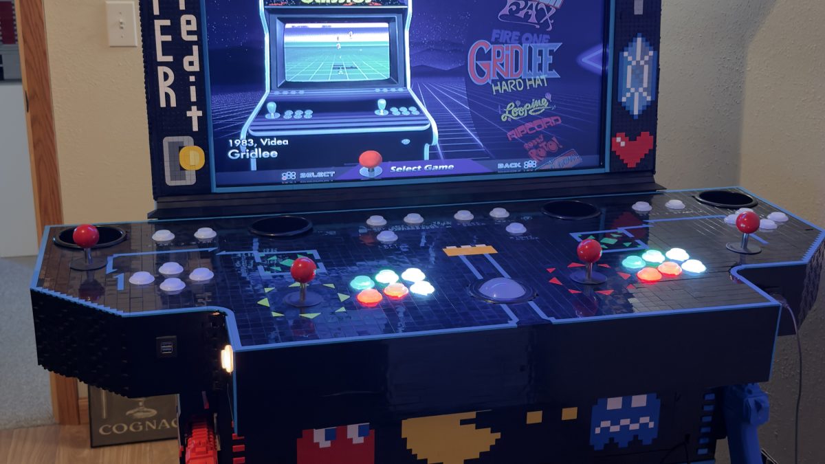 Arcade made out of LEGO brick, marquee now added